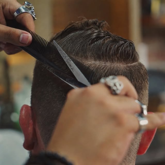 Detalle real del proceso de corte con tijera y peine