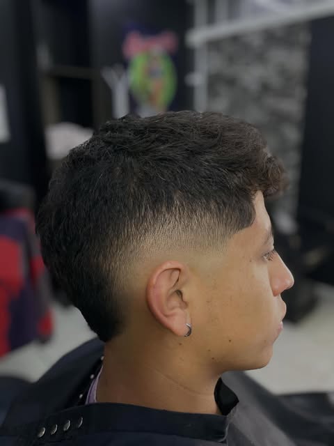 Perfil real de corte masculino con fade limpio