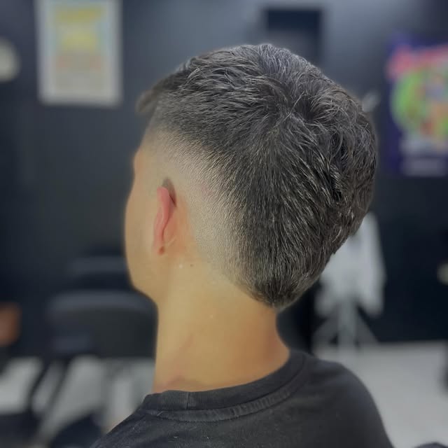 Resultado real de cabello gris texturizado con fade