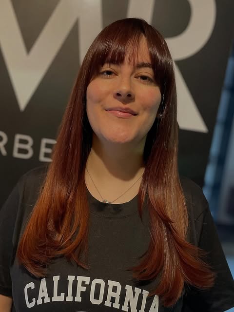 Resultado real de cabello largo cobrizo con fleco y capas